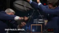 Kandidat wali kota Sao Paulo Brasil Jose Luiz Datena yang juga merupakan mantan presenter TV meledak emosinya ketika salah satu lawannya Pablo Marcal mengeluarkan kalimat yang memancing amarah (AP Capture).