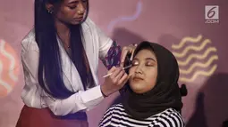 Beauty vlogger, Abel Cantika memperagakan make up kepada model saat beauty session pada acara Vidio Fair 2.0 di Gandaria City, Jakarta, Sabtu (3/11). Acara yang digelar gratis ini mengambil tema One Stop Event You Can Get. (Liputan6.com/Herman Zakharia)