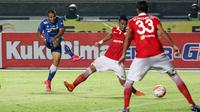 Pemain Persib Bandung, Tantan melakukan tembakan saat dihadang para pemain Persija pada laga Torabika SC 2016 di Stadion Gelora Bandung Lautan Api, Bandung, Sabtu (16/7/2016). (Bola.com/Nicklas Hanoatubun)