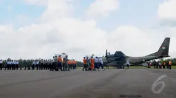 Petugas membawa dua jenazah perempuan korban pesawat AirAsia QZ8501 ke dalam pesawat CN 295 di Lanud Iskandar, Pangkalan Bun, Kalteng, Rabu (7/1/2015). (Liputan6.com/Andrian M Tunay)