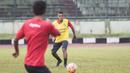 Gelandang serang Bali United, Yabes Roni Malaifani, bersiap menerima operan saat latihan jelang uji coba melawan Persib di Stadion Siliwangi, Bandung. (Bola.com/Vitalis Yogi Trisna)