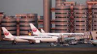 Pesawat Japan Airlines terlihat pada landasan di Bandara Internasional Haneda, Tokyo, Jepang, Senin (29/11/2021). Jepang mengumumkan akan menutup kembali pintunya untuk warga negara asing yang berlaku pada 30 November 2021. (AP Photo/Koji Sasahara)