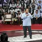 Tiga Calon Presiden, Ganjar Pranowo, Prabowo Subianto dan Anies Baswedan (kiri ke kanan) saat debat perdana Pilpres 2024 di halaman Gedung Komisi Pemilihan Umum (KPU), Selasa (12/12/2023). (Liputan6.com/Faizal Fanani)