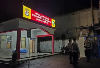 Pelaku pembunuhan satu keluarga di Kabupaten Tulang Bawang, Lampung, tewas setelah menyerang anggota kepolisian menggunakan senjata tajam saat hendak diamankan di Kabupaten Lampung Timur, Senin (5/10/2026). (Liputan6.com/Ardi Munthe)