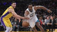 Center Charlotte Hornets Dwight Howard (kanan) melewati forward Los Angeles Lakers Larry Nance Jr pada laga NBA di Staples Center, Jumat (5/1/2018) atau Sabtu (6/1/2018) WIB. (AP Photo/Mark J. Terrill)