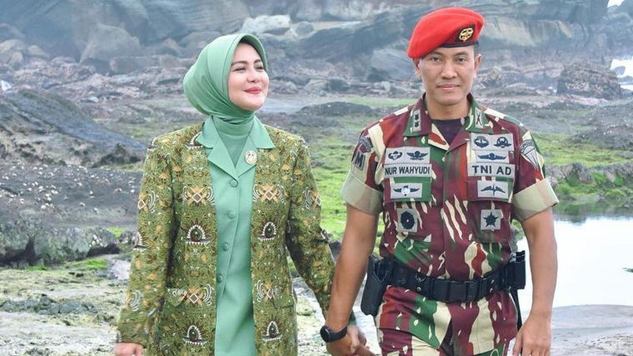 Tak hanya itu, Ully mulai meninggalkan dunia hiburan usai menikah dengan Nur Wahyudi. Ia kini fokus mendampingi sang suami.