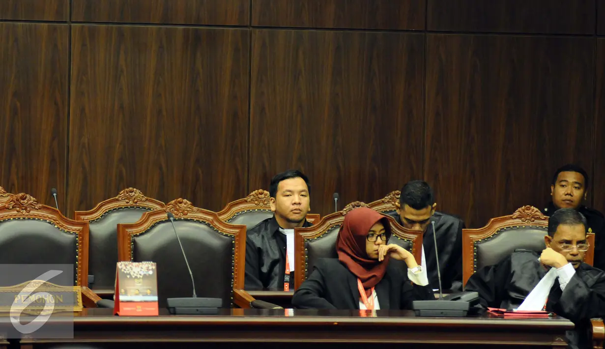 Sejumlah kuasa hukum pemohon mendengarkan putusan perkara perselisihan hasil Pilkada 2015 di gedung Mahkamah Konstitusi, Jakarta, Senin (18/1/2016). Mahkamah Konstitusi membacakan 40 putusan perkara hasil Pilkada 2015. (Liputan6.com/Helmi Fithriansyah)