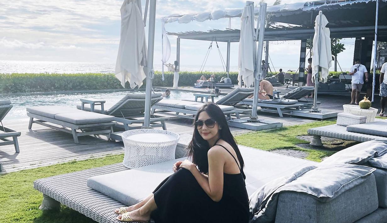 Sebagai ibu tiga anak, sosok Ririn Dwi Ariyanti hingga saat ini selalu tampil menawan. Ia pun kerap dipuji tampil awet muda di usianya yang sudah menginjak 37 tahun dengan gayanya yang stylish. Apalagi saat ini namanya kembali populer sejak bermain sinetron Cinta Setelah Cinta yang tayang di SCTV. (Liputan6.com/IG/@ririndwiariyanti)