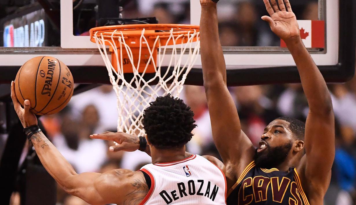 Pemain Toronto Raptors, DeMar DeRozan berusaha melewati pemain Cleveland Cavaliers Tristan Thompson untuk mencetak poin pada Semifinal Wilayah Timur Playoffs NBA 2017 di Toronto (5/5). (Frank Gunn/The Canadian Press via AP)