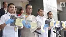 Kabid Humas Polda Metro Jaya Kombes Pol Argo Yuwono (kedua kiri) menunjukkan barang bukti kasus pembunuhan Rieke Andrianti di Mapolda Metro Jaya, Jakarta, Senin (11/11/2019). Polisi menyita barang bukti berupa pisau, selimut, dan pakaian. (merdeka.com/Iqbal Nugroho)