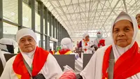 Patmi Kasmijan dan Painah Kasmijan, kakak beradik asal Serdang Bedagai, naik haji pertama kali pada 2025. (dok. Liputan6.com/Dinny Mutiah)