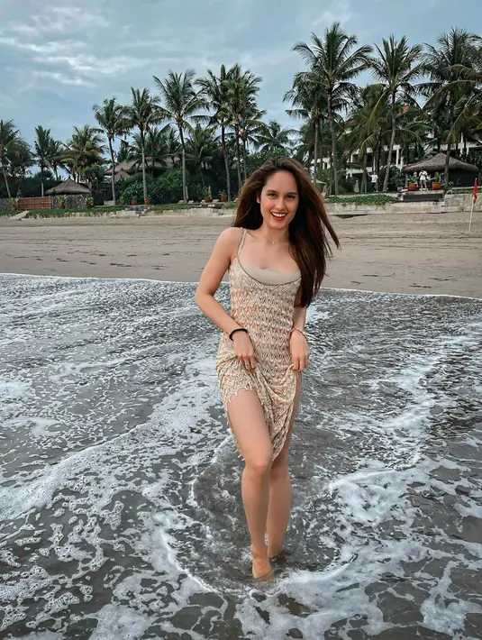 Pemilik nama lengkap Cinta Laura Kiehl ini tampak begitu senang bermain air di pinggir pantai. Parasnya yang cantik dengan makeup natural membuat pesonanya kian terpancar. (Liputan6.com/IG/@claurakiehl)