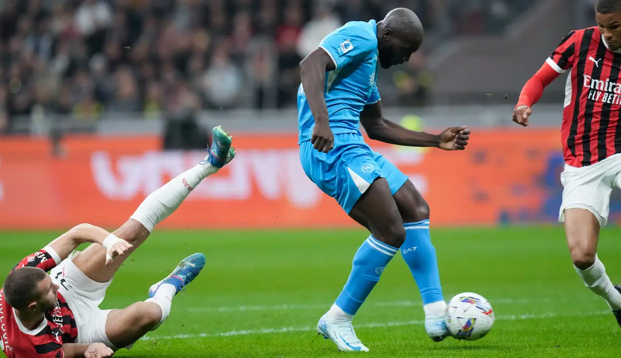Dua gol Napoli ke gawang AC Milan dicetak oleh Romelu Lukaku dan Khvicha Kvaratskhelia. (AP Photo/Luca Bruno)