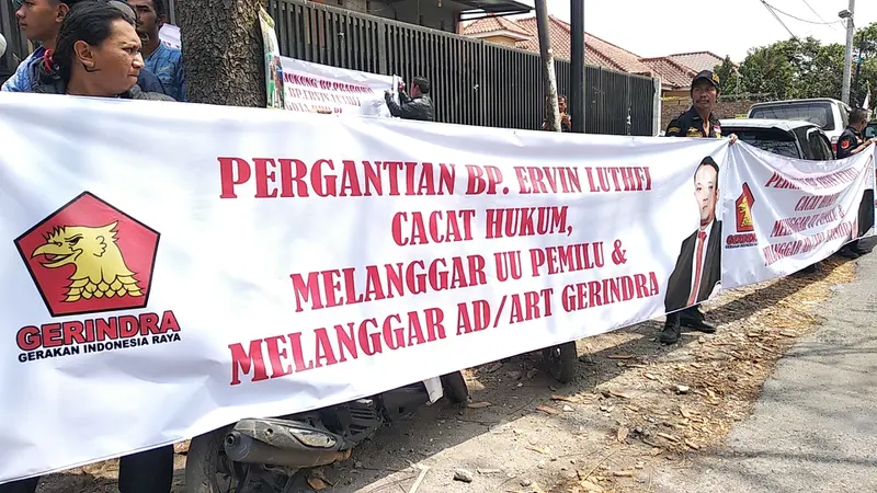 Para pendukung dan simpatisan Gerindra di Garut, Jawa Barat membentangkan spanduk melakukan upaya penolakan terhadap penunjukan Mulan Jameela sebagai anggota DPR RI terpilih Jabar XI