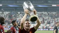 Gelandang Liverpool, James Milner mengangkat Piala Super Eropa 2019 setelah mengalahkan Chelsea  pada pertandingan Piala Super Eropa 2019  di Besiktas Park, di Istanbul (15/8/2019). Liverpool menang adu penalti atas Chelsea 5-4 (2-2). (AP Photo/Thanassis Stavrakis)