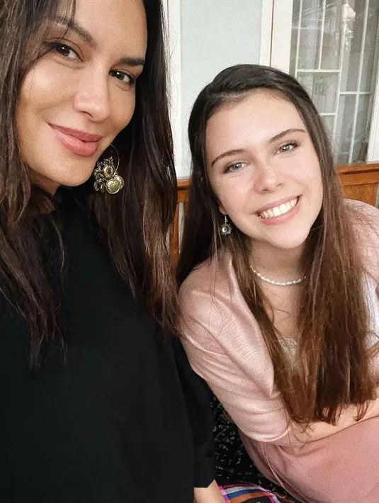 Di banyak kesempatan, Sophia Latjuba juga sering membagikan momen kebersamaannya dengan sang buah hati. Di sini, keduanya tampil cantik dengan paras bule yang menawan. [Foto: Instagram/sophia_latjuba]