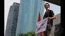 Salah satu aksi Pong Harjatmo saat mengelar aksi damai polemik KPK - Polri di Gedung KPK, Jakarta, Rabu (28/1/2015). Pong Harjatmo menyerukan agar KPK - Polri kompak untuk memberantas korupsi yang merugikan rakyat Indonesia. (Liputan6.com/Andrian M Tunay)