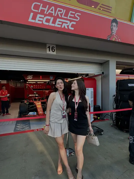 Sejumlah selebriti dunia tak ketinggalan euforia menyaksikan langsung pertandingan ini berlangsung. Dua di antaranya adalah selebritas Tanah Air, yakni Laura Moane dan Anya Geraldine. [@anyageraldine/@its_lauramoane2].