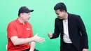 Wartawan Bola.com, Hery Kurniawan, saat wawancara eksklusif dengan kiper legendaris Manchester United, Peter Schmeichel, di SCTV Tower, Jakarta, Jumat (4/8/2023). (Bola.com/M Iqbal Ichsan)