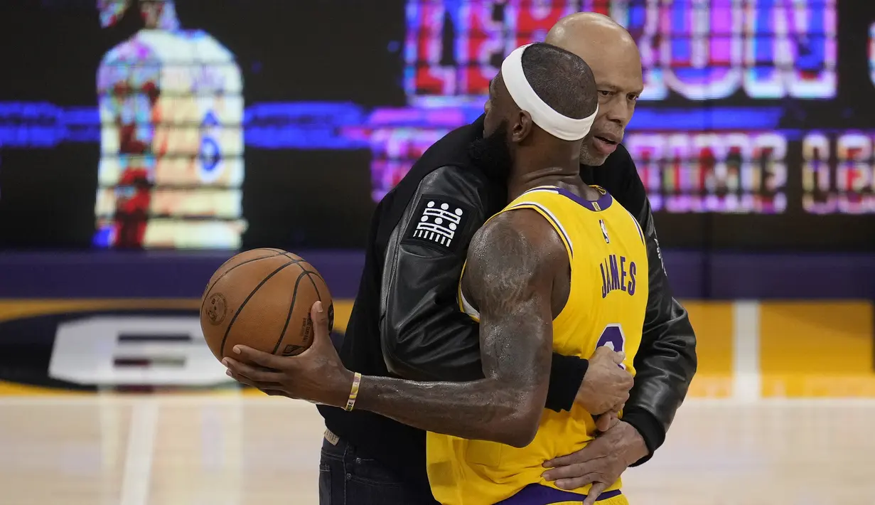 Mantan pebasket NBA, Kareem Abdul Jabbar memeluk LeBron James setelah laga LA Lakers menghadapi Oklahoma City Thunder dalam laga Kompetisi Bola Basket NBA di Los Angeles, Amerika Serikat, Rabu (8/2/2023) pagi WIB. Rekor Kareem Abdul Jabbar dibuat pada 5 April 1984 yang artinya telah bertahan selama 39 tahun, dan uniknya juga terjadi saat membela LA Lakers saat itu. (AP Photo/Marcio Jose Sanchez)