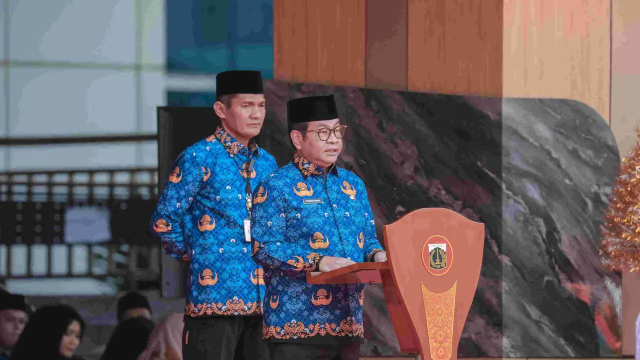 Gubernur DKI Jakarta Pramono Anung menjadi inspektur upacara Peringatan Hari Pahlawan 10 November di Balai Kota Jakarta, pada Senin (10/11/2025).