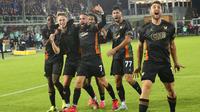 Pemain Venezia merayakan gol yang dicetak Nicolussi Caviglia dalam pertandingan melawan Udinese pada laga giornata 10 Serie A Liga Italia di Pier Luigi Penzo Stadium, Kamis (31/10/2024) dini hari WIB. Venezia menang 3-2 atas Udinese dalam laga ini. (Paola Garbuio/LaPresse via AP)