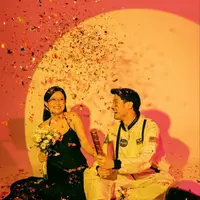 Hanggini dan Luthfi Aulia terlihat mengambil banyak foto dengan konsep indoor. Kali ini, mereka berdua sedang duduk. Keduanya terlihat bahagia, di mana Hanggini memegang bunga, sedangkan Luthfi memegang party popper.