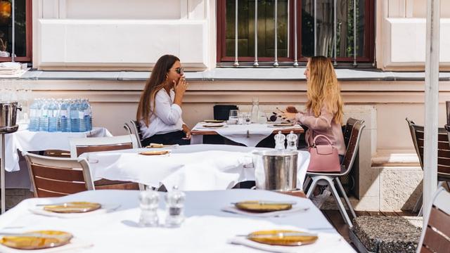 Ilustrasi wanita di restoran