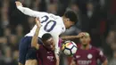 Duel pemain Tottenham, Dele Alli (kiri) dan pemain Manchester City, Raheem Sterling pada lanjutan Premier League di Wembley Stadium, (14/4/2018). Manchester City menang 3-1. (AP/Frank Augstein)