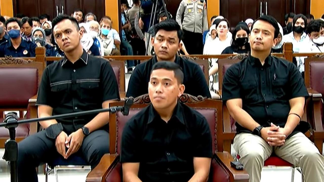 Ajudan Ferdy Sambo, Daden Miftahul Haq, saat bersaksi di sidang Bharada E. (Merdeka/Rahmat Baihaqi)