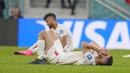 Pemain Iran tampak lesu usai ditaklukkan Amerika Serikat pada laga Grup B Piala Dunia di Stadion Al Thumama, Doha, Selasa (29/22/2022). (AP/Ricardo Mazalan)