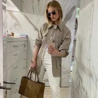 Rossie Huntington hadirkan gaya edgy dengan shacket. Shirt jacket bernuansa warna khaki berpadu dengan stelan putih, hadirkan gaya fashionable yang effortless. [Foto: Pinterest]