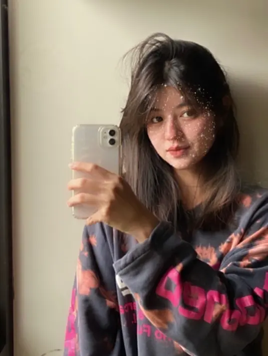 Perempuan cantik yang berasal dari Bogor ini memiliki paras cantik yang bisa bikin jatuh hati. Kecantikannya Vonzy kian bertambah saat ia menggunakan filter saat berfoto. Sosoknya yang cantik inilah yang membuat ONIC Esports mengontrak Vonzy sebagai brand ambassador. (Liputan6.com/IG/@vonnyfelicia)