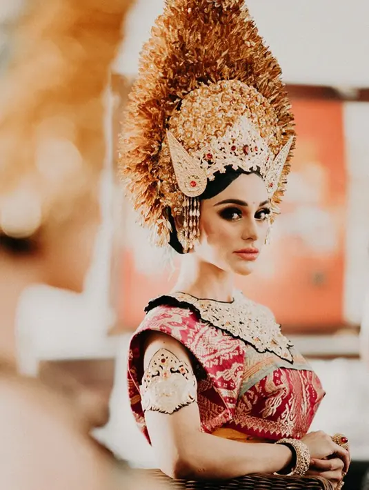 Ketika tradisi potong gigi berlangsung, seseorang akan berada pada masa cuntaka atau tidak suci untuk disucikan. Gigi yang telah dipotong lantas diletakkan di atas sebuah kain berwarna cokelat kekuningan yang didoakan bersama dengan sepiring sesaji. (Liputan6.com/IG/@ncdpapl)