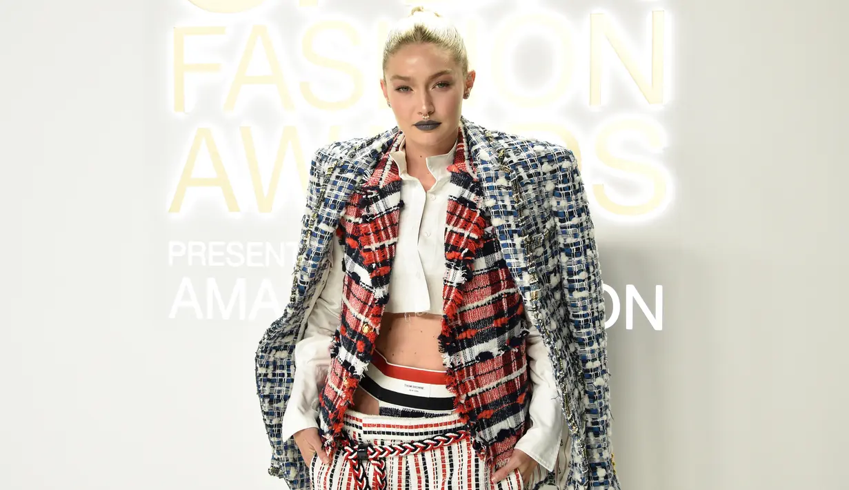 Gigi Hadid menghadiri CFDA Fashion Awards di Cipriani South Street, New York, Amerika Serikat, 7 November 2022. Gigi Hadid mengenakan sejumlah pola berbeda saat menghadiri CFDA Fashion Awards 2022. (Photo by Evan Agostini/Invision/AP)