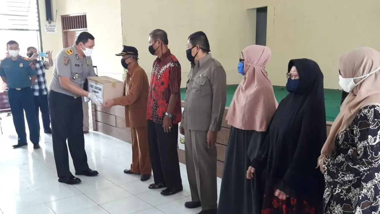 Siswa Sespimti bagikan sembako untuk veteran seroja dan warga kurang mampu terdampak Covid-19 (Istimewa)