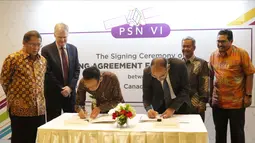 Menkominfo Rudiantara (kiri) saat menyaksikan Penandatangan Perjanjian Pembiayaan Satelit PSN VI antara PT PSN dan Export Development Canada (EDC) di Jakarta, Selasa (5/12). (Liputan6.com/Faizal Fanani)