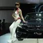 Model berpose disamping mobil Honda yang dipamerkan di Indonesia Internasional Motor Show 2016 di JIEXPO Kemayoran Jakarta, Kamis (7/4/2016). Honda tipe  All New Civic Turbo ini dibanderol 475 juta rupiah on the road. (Liputan6.com/Helmi Fithriansyah)