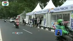 Penjaga tiket juga melayani masyarakat yang telah membeli tiket secara online.