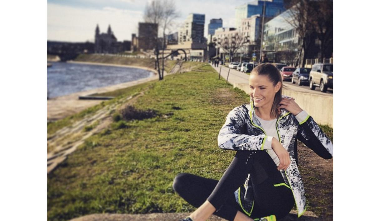 Master ekonomi dari Universitas Vilnius jurusan Marketing dan Integrated Communications ini berhasil meraih medali emas Universiade 2015 di Gwangju, Korea Selatan. (Bola.com/Instagram/Airinepalsyte)