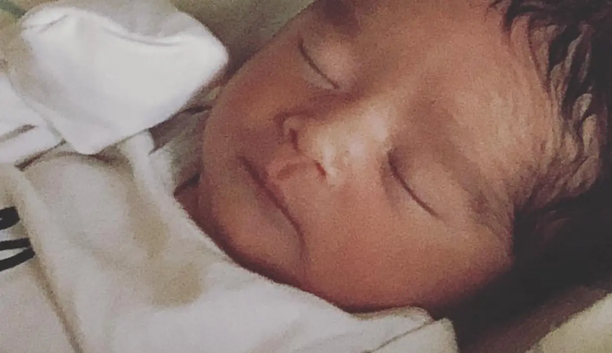 "Hayes Alba Warren 12/31/17 hadiah terbaik untuk menyambut Tahun Baru!!" tulis Jessica Alba sebagai ketrengan foto. (instagram/jessicaalba)