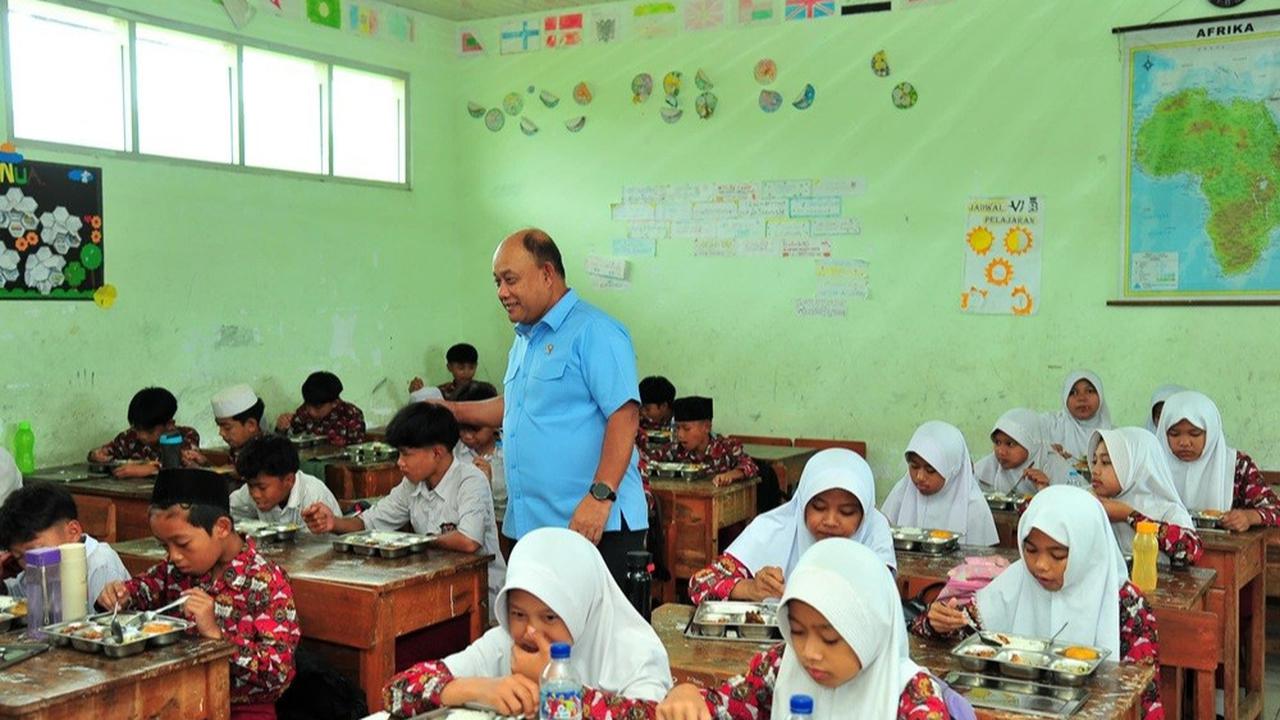 Kepala Badan Gizi Nasional Dadan Hindayana saat meninjau program Makan Bergizi Gratis