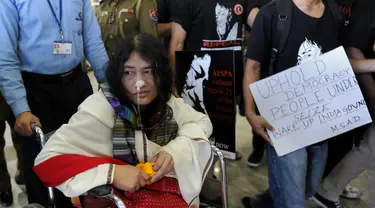 Irom Sharmila akhirnya keluar dari rumah sakit Jawaharlal Nehru Institute of Medical Sciences, (20/8/14). (AFP PHOTO/SAJJAD HUSSAIN/FILES)