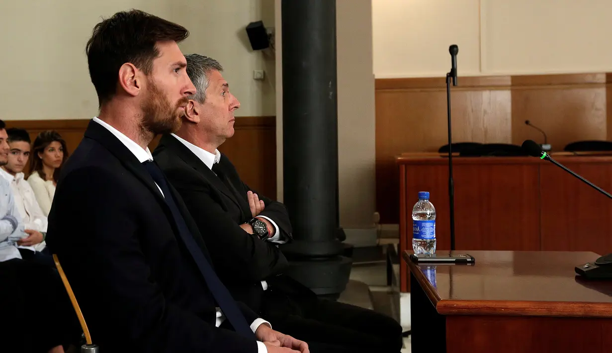 Lionel Messi (kiri) duduk di pengadilan dengan ayahnya Jorge Horacio Messi selama persidangan terkait penipuan pajak di Barcelona, Spanyol, (2/6/2016). (REUTERS/Alberto Estevez)