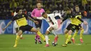 Striker Paris Saint-Germain, Kylian Mbappe, berebut bola dengan pemain Borussia Dortmund pada leg pertama 16 besar Liga Champions di Signal Iduna Park, Dortmund, Rabu (19/2) dini hari WIB. Dortmund menang 2-1 atas PSG. (AFP/Ina Fassbender)