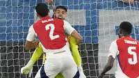 Kiper Arsenal, David Raya melakukan selebrasi bersama William Saliba setelah melakukan penyelamatan gemilang pada laga Liga Europa 2023/2024 melawan Atalanta di Atleti Azzurri d'Italia stadium, Bergamo, Italia, Jumat (20/09/2024) WIB. (AP Photo/Antonio Calanni)
