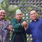 Dari kiri Sekretaris DPD Nasdem Banyuwangi,  Ketua DPC PKB Banyuwangi KH Malik Muhtar Safaat, dan Ketua DPD PKS Banyuwangi, Faisol Aziz (Hermawan Arifianto/Liputan6.com)