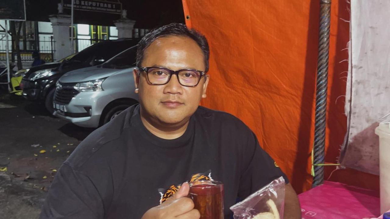 Dalam kesempatan tersebut, jebolan Akpol 1998 itu tampil santai. Dia nampak santai tampil berkaos oblong.&nbsp;