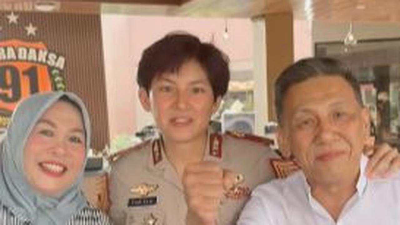 Kebanggaan pun dirasakan tersendiri oleh kedua orang tua Fabiola. Terlebih Fabiola telah meniti kariernya untuk bisa menjadi orang sukses di masa depan. <br>