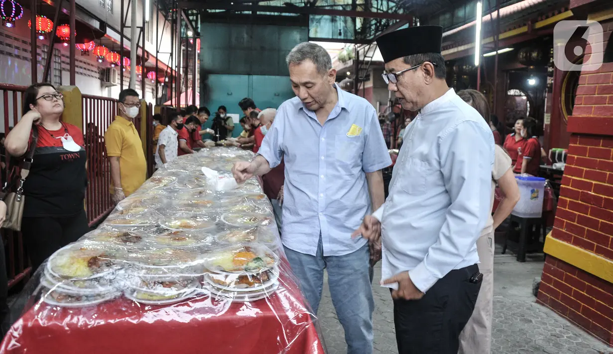 Jusuf Hamka saat membantu panitia menyiapkan hidangan buka puasa yang akan dibagikan kepada warga di Wihara Dharma Bhakti, Jakarta, Rabu (5/4/2023). (merdeka.com/Iqbal S Nugroho)